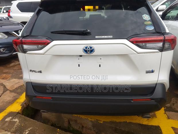 Toyota RAV4 XLE Premium AWD 2019 White