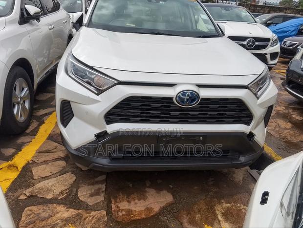 Toyota RAV4 XLE Premium AWD 2019 White