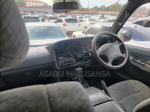 Toyota HiAce 2000 Silver