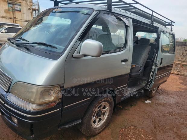 Toyota HiAce 2000 Silver