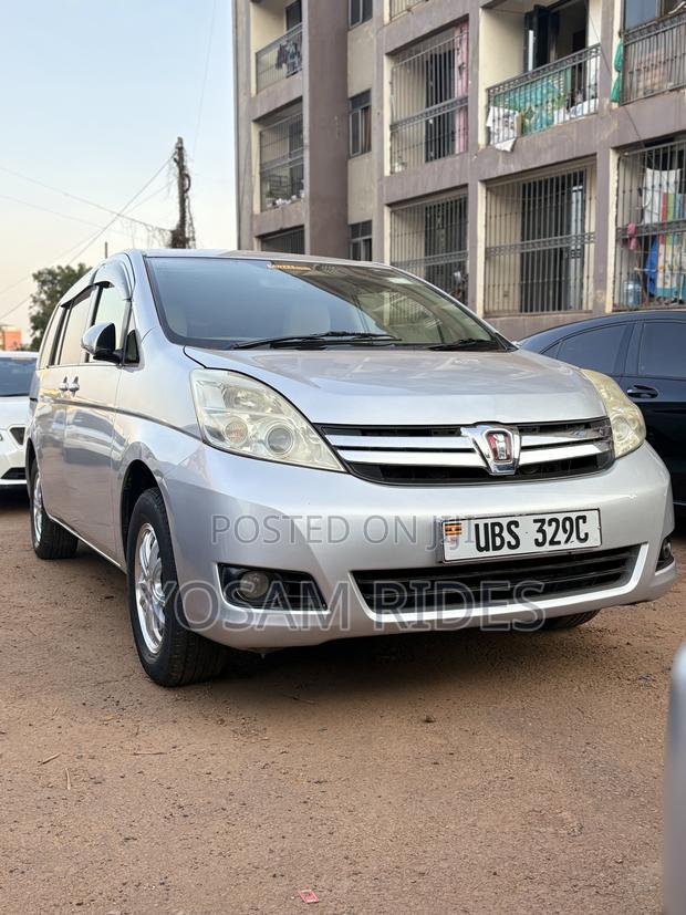 Toyota ISIS 1.8 Platana 2009 Silver