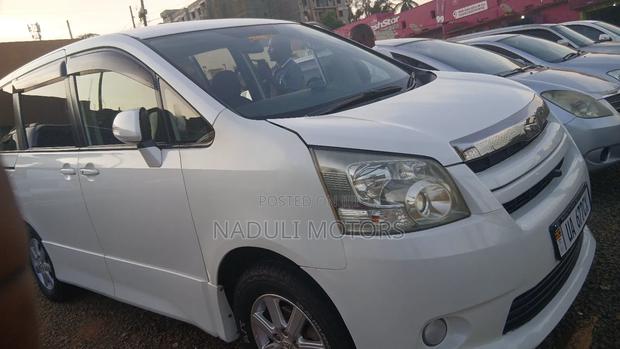 Toyota Noah 2.0 143hp FWD (8 Seater) 2012 White