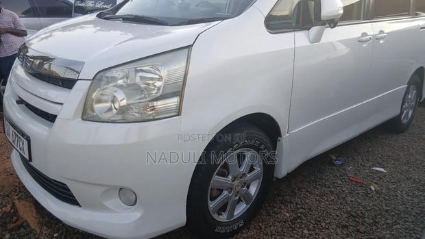 Toyota Noah 2.0 143hp FWD (8 Seater) 2012 White