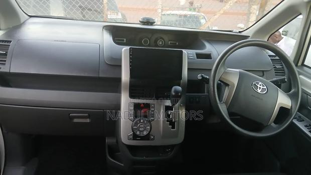 Toyota Noah 2.0 143hp FWD (8 Seater) 2012 White