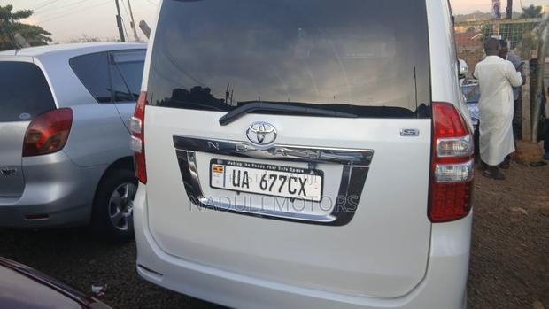 Toyota Noah 2.0 143hp FWD (8 Seater) 2012 White