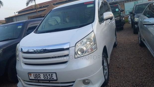 Toyota Noah 2.0 143hp AWD (8 Seater) 2010 White