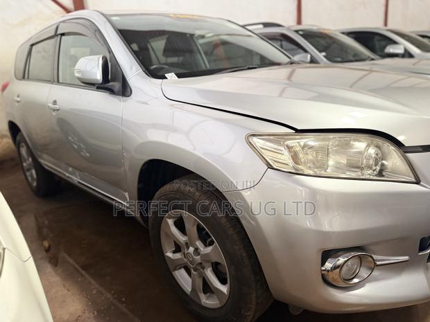 Toyota Vanguard 2010 Silver