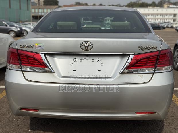 Toyota Crown 2015 Gold