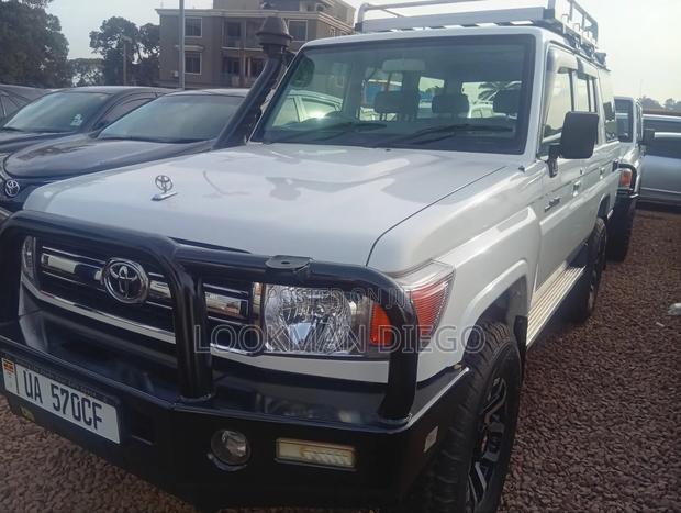Toyota Land Cruiser 2017 White