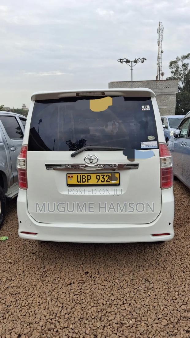 Toyota Noah 2.0 143hp AWD (8 Seater) 2010 White