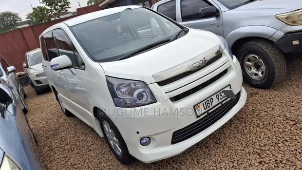 Toyota Noah 2.0 143hp AWD (8 Seater) 2010 White