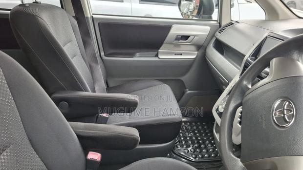 Toyota Noah 2.0 143hp AWD (8 Seater) 2010 White