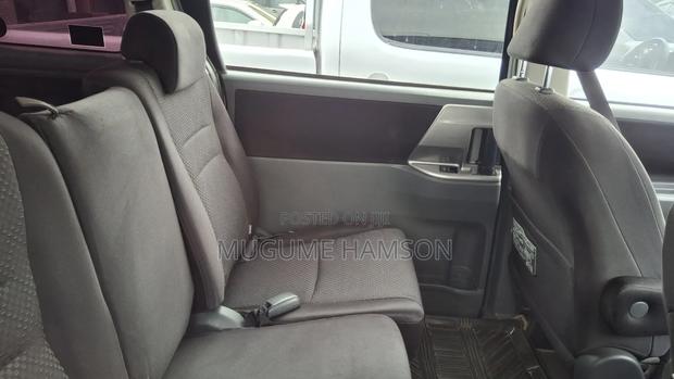 Toyota Noah 2.0 143hp AWD (8 Seater) 2010 White