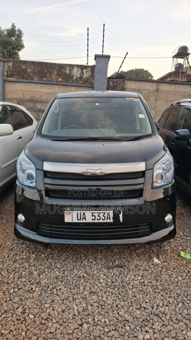Toyota Noah 2.0 143hp AWD (7 Seater) 2010 Black