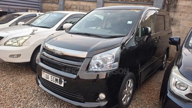 Toyota Noah 2.0 143hp AWD (7 Seater) 2010 Black
