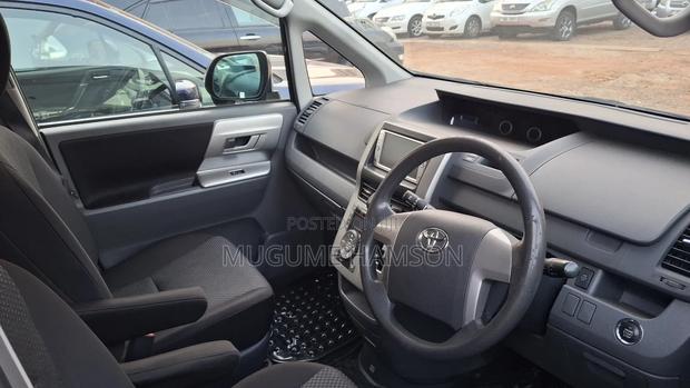 Toyota Noah 2.0 143hp AWD (7 Seater) 2010 Black