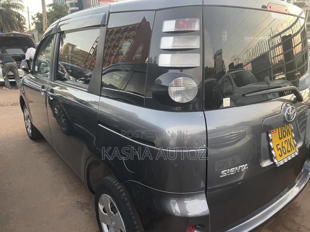 Toyota Sienta 2010 Gray