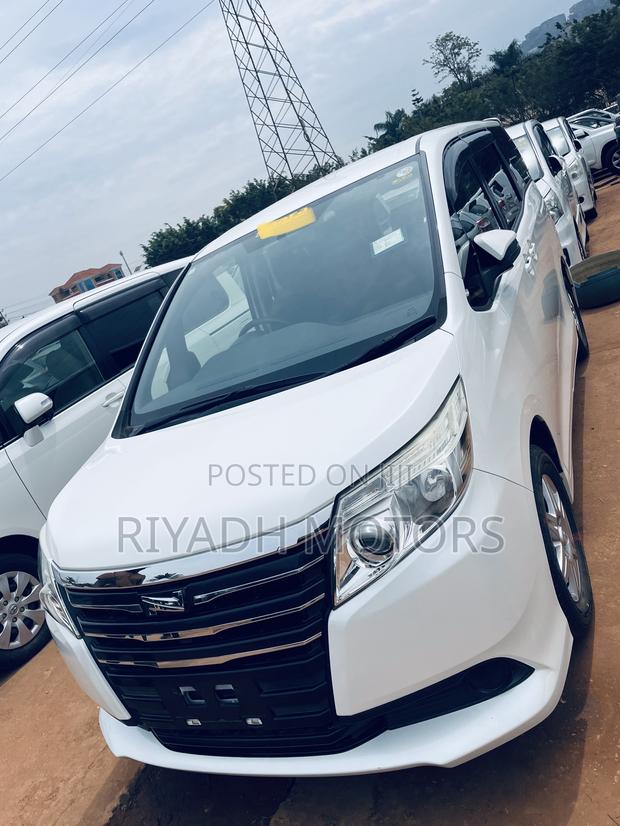 Toyota Noah 2.0 FWD (6 Seater) 2016 White