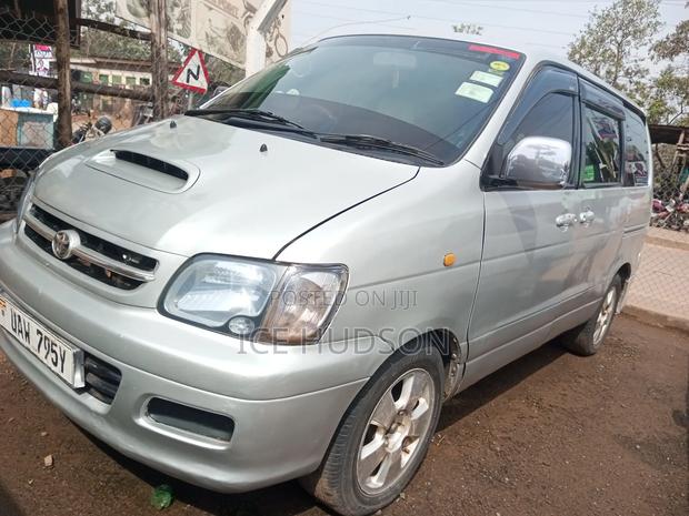 Toyota TownAce Noah 2000 Ivory