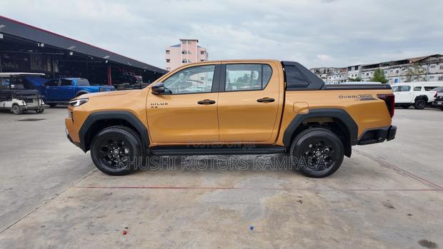 New Toyota Hilux 2025 Orange