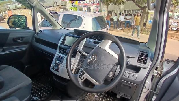 Toyota Noah 2010 Silver