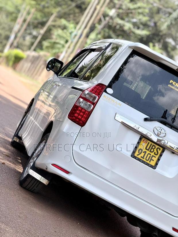 Toyota Noah 2.0 143hp AWD (8 Seater) 2010 Pearl