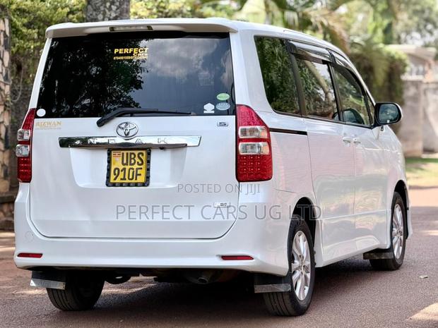 Toyota Noah 2.0 143hp AWD (8 Seater) 2010 Pearl