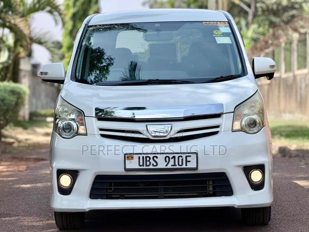 Toyota Noah 2.0 143hp AWD (8 Seater) 2010 Pearl