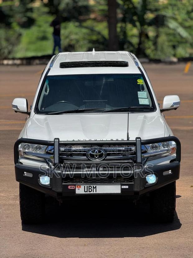 Toyota Land Cruiser 2017 White