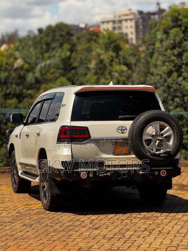 Toyota Land Cruiser 2017 White