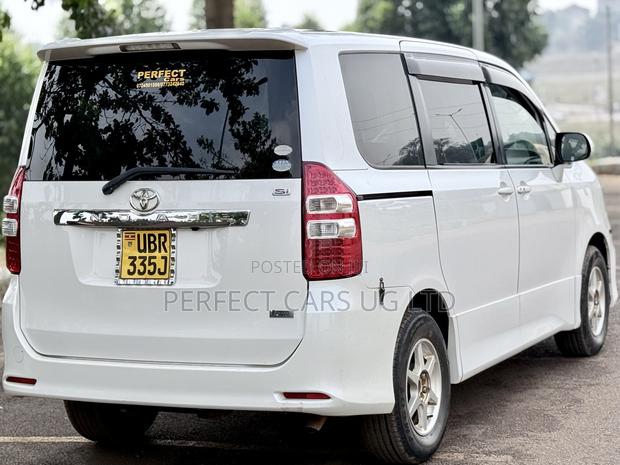 Toyota Noah 2.0 143hp AWD (7 Seater) 2011 Off white