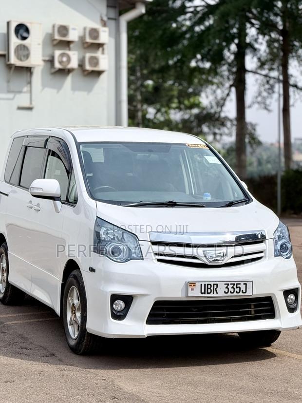 Toyota Noah 2.0 143hp AWD (7 Seater) 2011 Off white