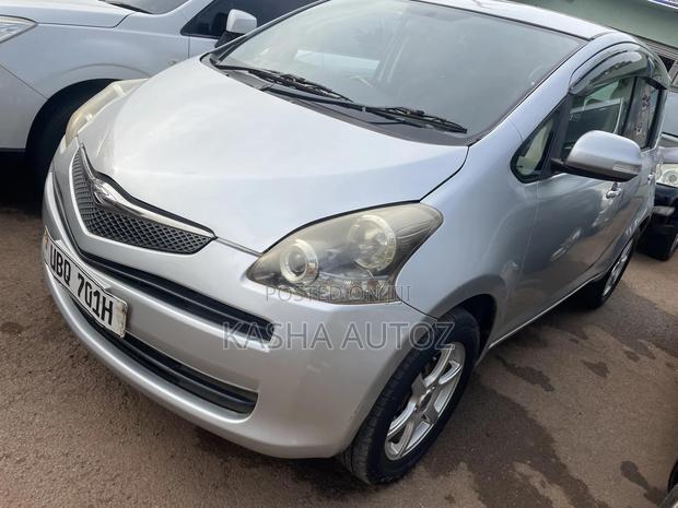 Toyota Ractis 2010 Silver