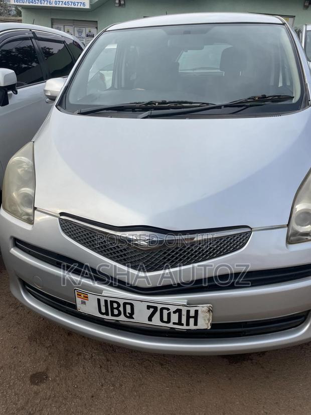 Toyota Ractis 2010 Silver