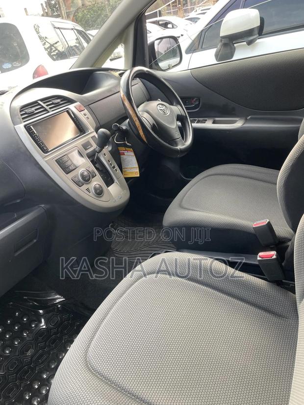 Toyota Ractis 2010 Silver