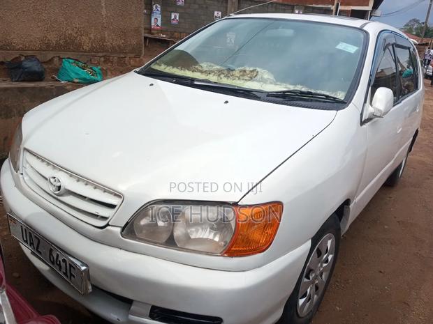 Toyota Ipsum 2000 Beige