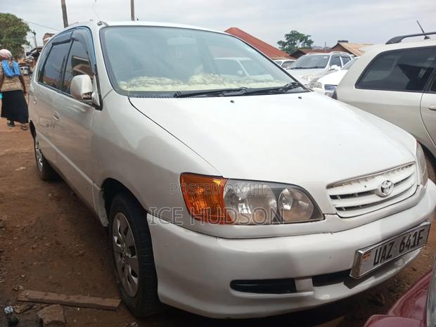Toyota Ipsum 2000 Beige