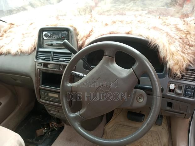 Toyota Ipsum 2000 Beige