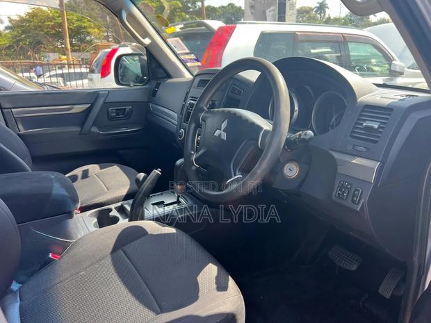 Mitsubishi Pajero 2012 Silver