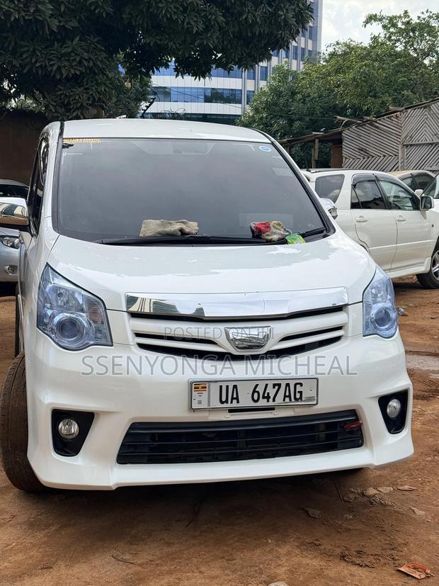 Toyota Noah 2011 White