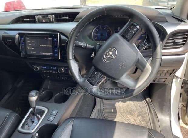 Toyota Hilux Revo Double Cab Deisel 2.4 AWD 2018 White