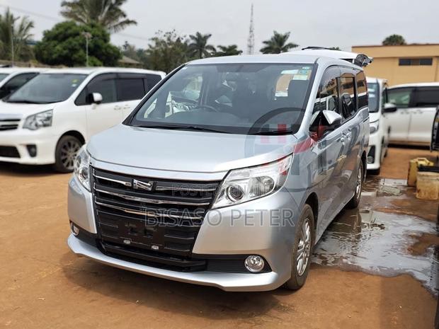 Toyota Noah 2.0 AWD (8 Seater) 2015 Silver
