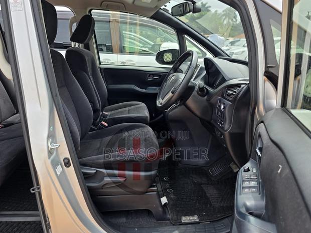 Toyota Noah 2.0 AWD (8 Seater) 2015 Silver