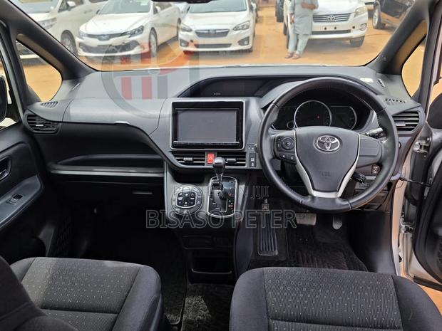 Toyota Noah 2.0 AWD (8 Seater) 2015 Silver