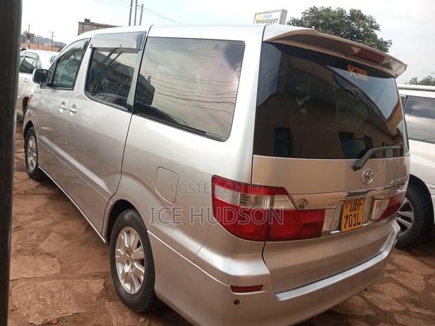 Toyota Alphard 2005
