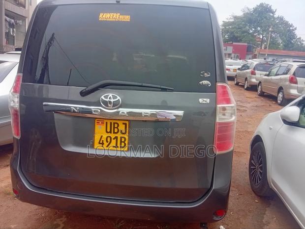 Toyota Noah 2.0 143hp AWD (8 Seater) 2009 Gray