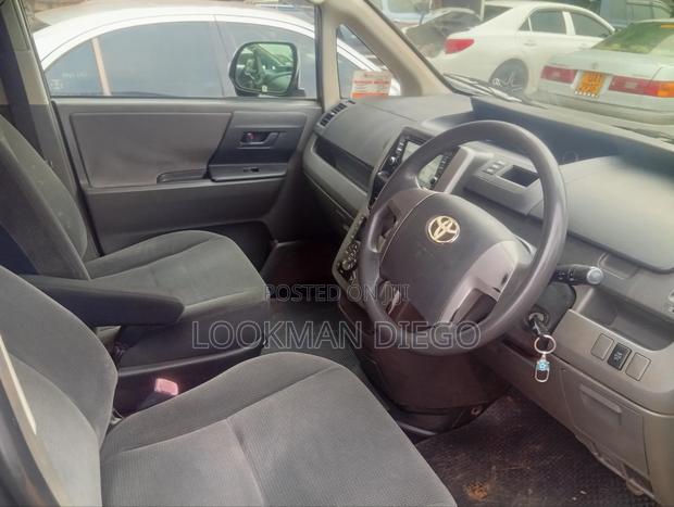 Toyota Noah 2.0 143hp AWD (8 Seater) 2009 Gray