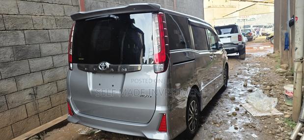 Toyota Noah 2017 Gray