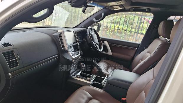 Toyota Land Cruiser 4.6 V8 ZX 2017 White