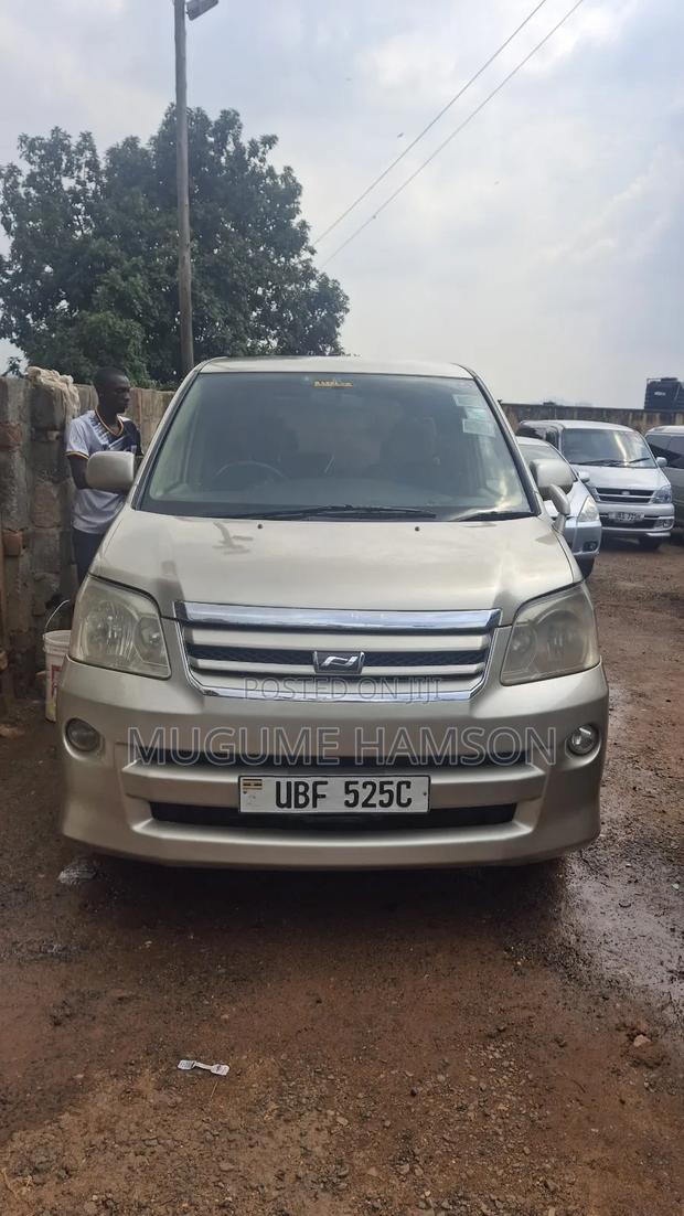 Toyota Noah 2.0 AWD (8 Seater) 2004 Silver